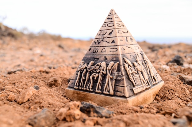 바위 사막의 이집트 피라미드 모형 미니어처