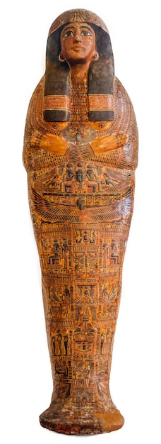白い背景の上に分離されたエジプトの石棺