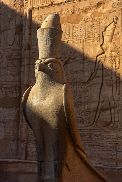 Egyptisch standbeeld van valkengod Horus