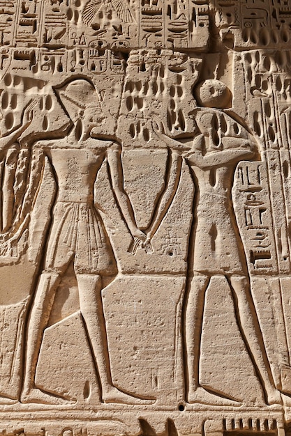 Foto egyptische hiërogliefen in medinet habu-tempel in luxor, egypte