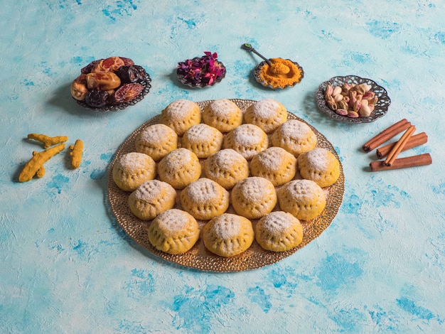 Egyptische koekjes Kahk El Eid op blauwe tafel