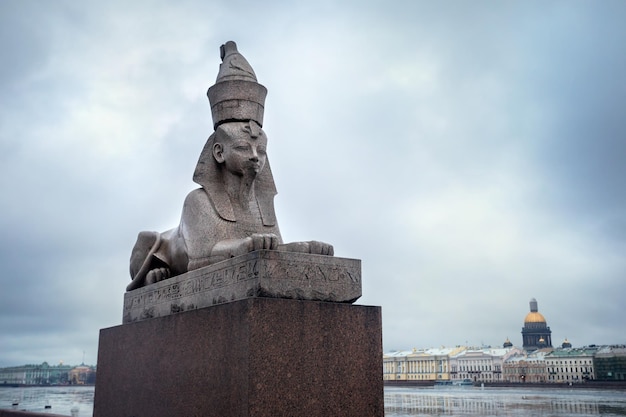 Egyptische sphynx op de rivier de Neva in Petersburg
