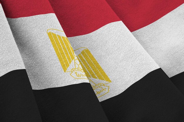 Egyptische vlag met grote plooien die van dichtbij zwaaien onder het studiolicht binnenshuis De officiële symbolen en kleuren in banner