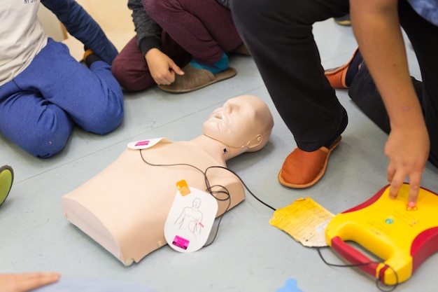 EHBO-cursus cardiopulmonale reanimatie met behulp van een automatisch extern defibrillatorapparaat, AED.