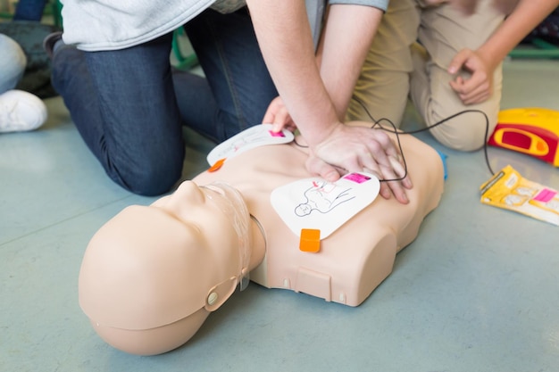 EHBO-cursus cardiopulmonale reanimatie met behulp van een automatisch extern defibrillatorapparaat, AED.