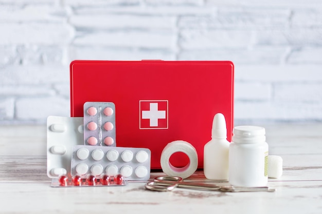 Foto ehbo-doos rode doos met medische apparatuur en medicijnen voor noodgevallen