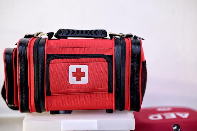 EHBO-kit tas en AED noodapparatuur op witte achtergrond