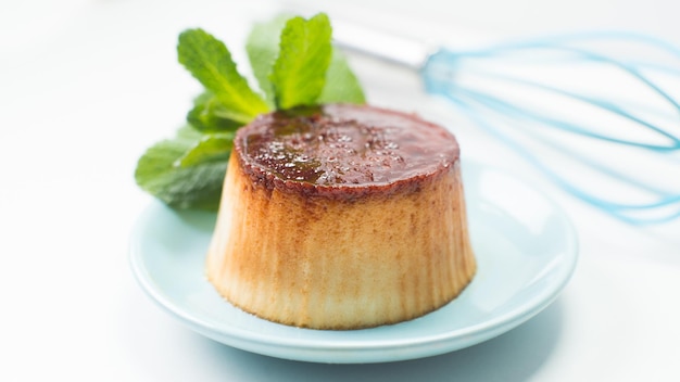 Ei Flan of Pudding gemaakt met biologische eieren, dooiers, melk, suiker en vloeibare karamel om het te bedekken