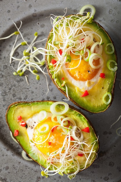 Ei gebakken in avocado met lente-ui en alfalfaspruiten