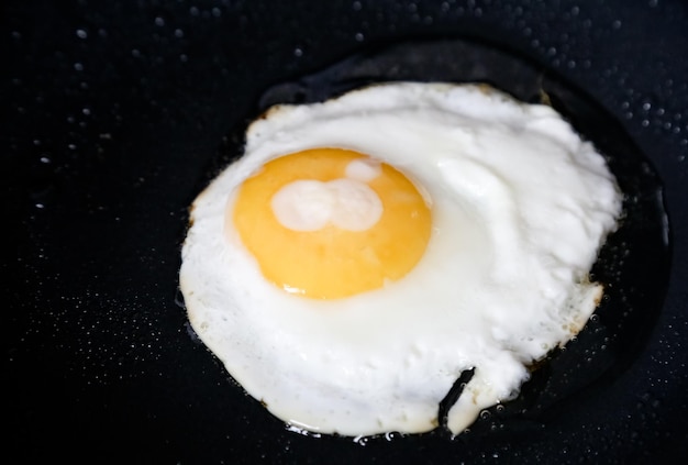 Ei gebakken in de koekenpan met natuurlijke kokosolie