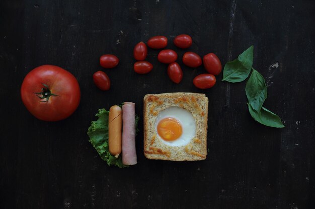 Ei in brood op houten achtergrond