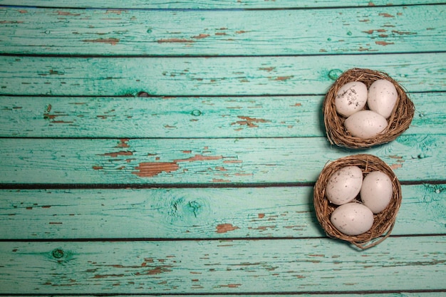 Ei in nest op blauwe houten achtergrond