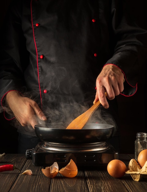 Ei-omelet koken voor het ontbijt rookie chef-kok in de keuken