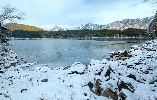 水面に薄い氷の層があるアイプゼー湖の冬景色、バイエルン、ドイツ。