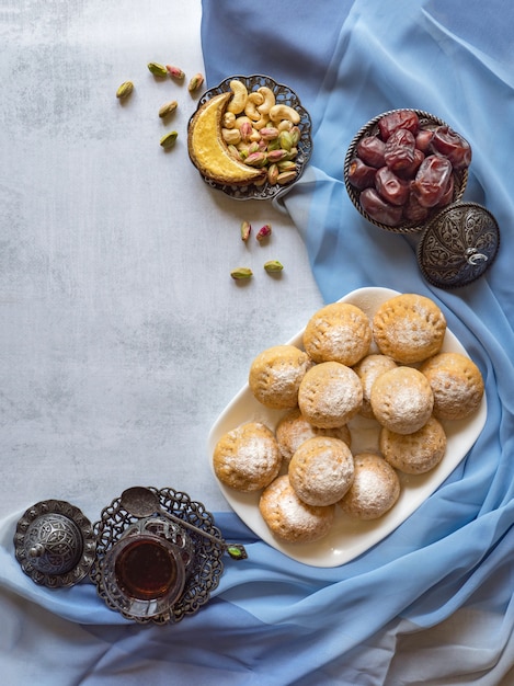 Eid and Ramadan Dates Sweets - Arabische keuken. Egyptische koekjes "Kahk El Eid". Bovenaanzicht