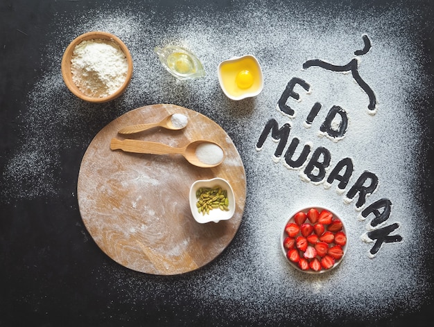Eid Mubarak-イスラム教の休日の歓迎フレーズ「ハッピーホリデー」、予約済みの挨拶。背景を焼くアラビア語。
