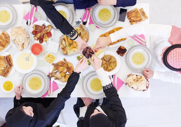 イード ムバラク イスラム教徒の家族がイフタール ディナーを食べ、ごちそうを壊すために日付を食べます。家でラマダンのごちそう月の間に伝統的な食べ物を食べる.近代西洋イスラームにおけるイスラーム・ハラールの飲食