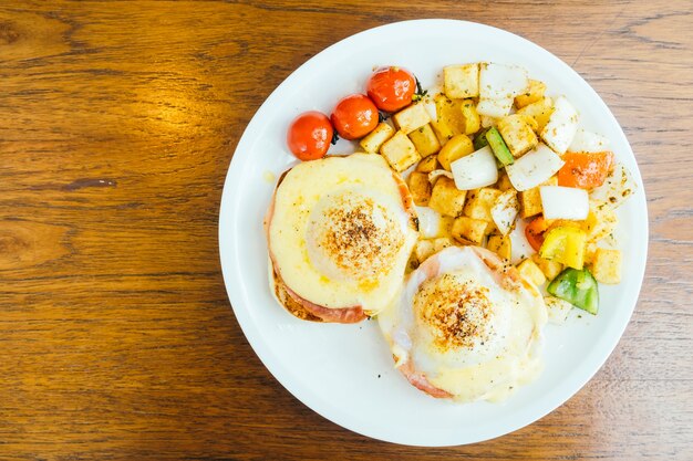 Foto eier benedict met groente voor ontbijt