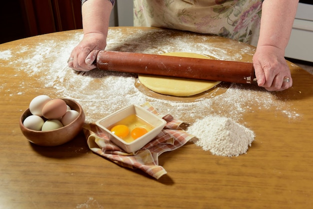 Eierdeeg voor noedels met ingrediënten op tafel