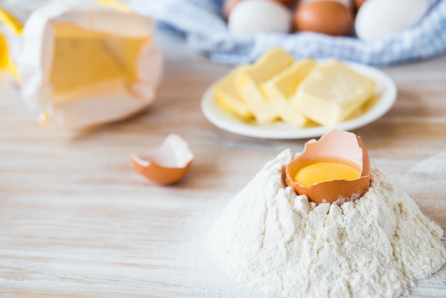 Eieren, bloem, boter, pasta of bakselingrediënten op een houten tafel. Selectieve aandacht