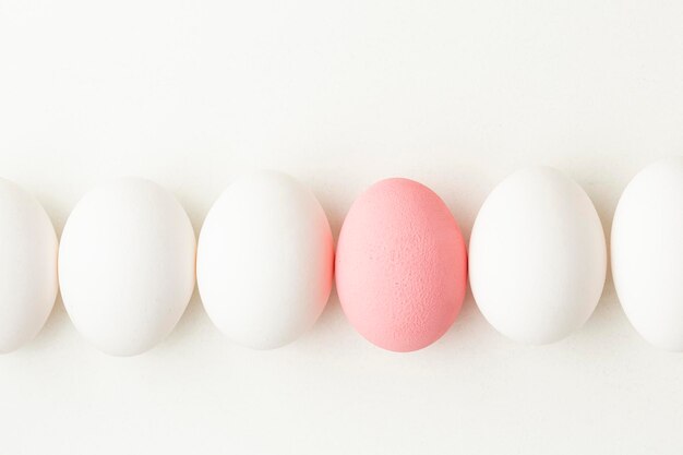 Eieren de ene roze en de andere witte coceptuele foto