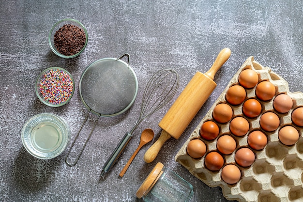 Eieren en broodbakapparatuur Afbeeldingen van ingrediënten voor het maken van taarten in de buurt