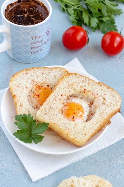 Eieren gebakken in knipsel toast op een plaat