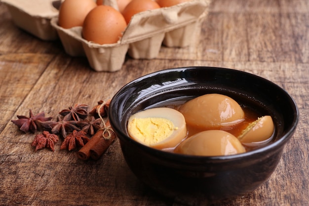 Eieren in bruine saus