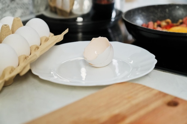 Eieren in de keuken, schelpen in een bord, koken met eieren, kopieer ruimte.