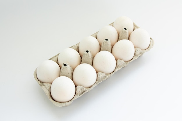 Eieren in een dienblad op een witte achtergrond