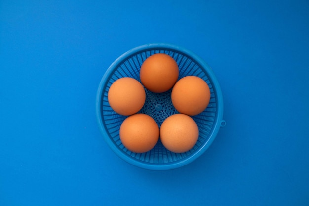 eieren in een kleine plastic container