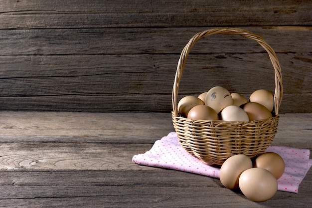 eieren in een vlechtmand op een houten tafel