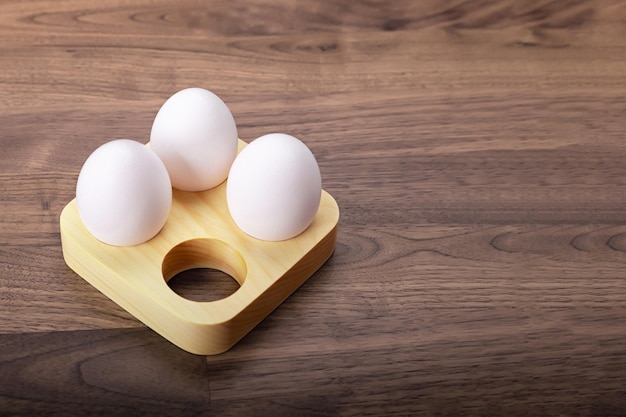 Eieren in houten standaard op tafel Paaseieren