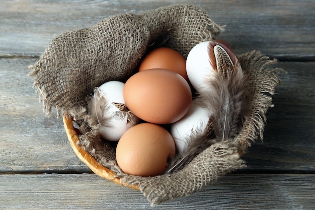 Eieren in mand op houten achtergrond Natuurvoeding concept