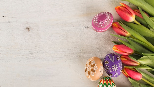 Foto eieren met ornamenten dichtbij tulpen