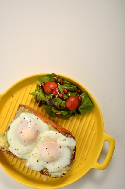 eieren met toastbrood en groenten, heerlijke fastfoodmaaltijden, Arabische restaurants.