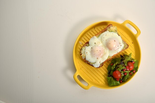 eieren met toastbrood en groenten, heerlijke fastfoodmaaltijden, Arabische restaurants.