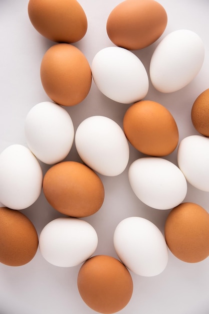 Eieren op een witte achtergrond eten pasen