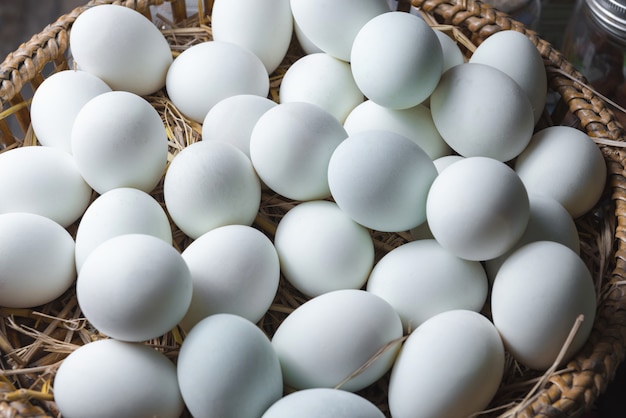 Eieren op het nest in een houten mand