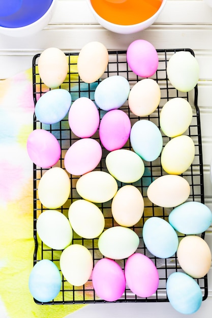 Eieren schilderen in pastelkleuren voor Pasen.