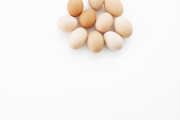 Eieren uit eiertray geïsoleerd op witte achtergrond Eieren beschermd in bruine recycle papierlade op eas