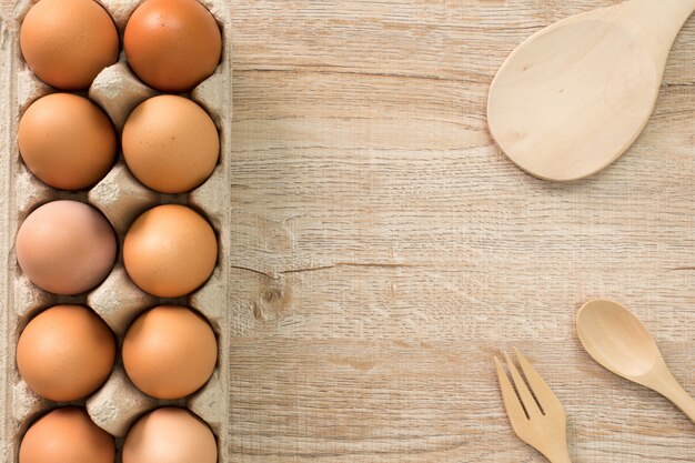 Eieren voor het koken op houten bovenaanzicht. Plat leggen.