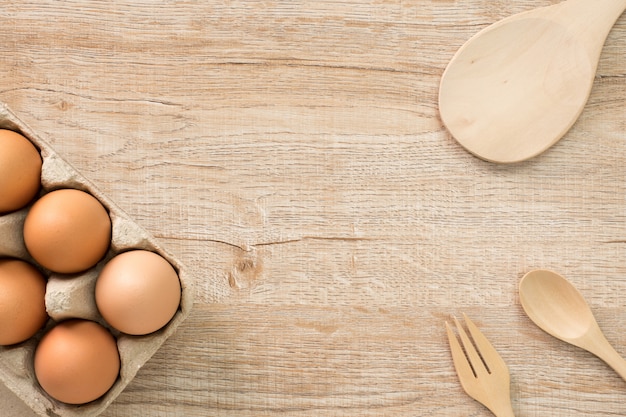 Eieren voor het koken op houten bovenaanzicht. Plat leggen.