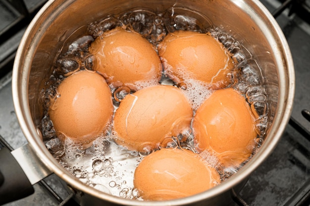 Eieren worden gekookt in kokend water in een pot