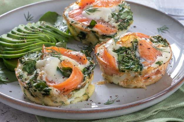 Eiermuffins met zalm, spinazie en kaas