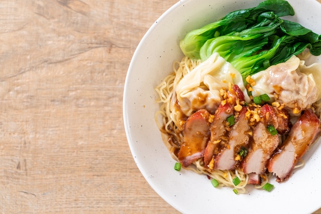 Eiernoedel met rood geroosterd varkensvlees en wonton