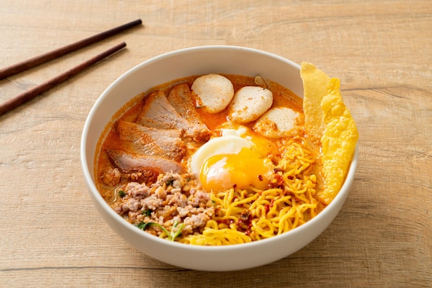 eiernoedels met varkensvlees en gehaktbal in pittige soep of Tom Yum Noodles in Aziatische stijl