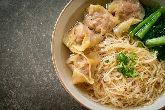 eiernoedels met wontonsoep van varkensvlees of dumplingsoep van varkensvlees en groente - Aziatische eetstijl
