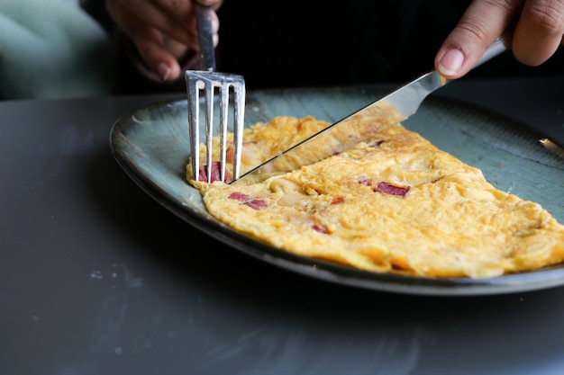 Eieromelet eten op tafel