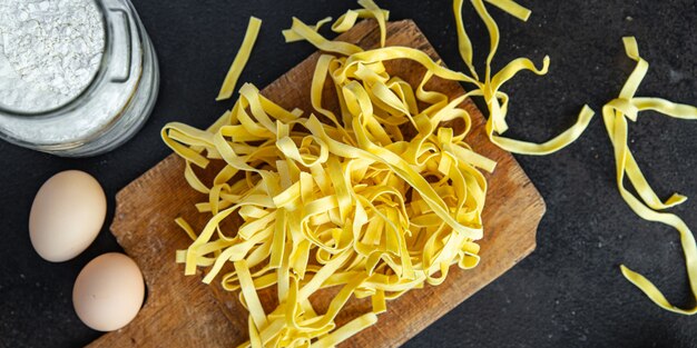 Eierpasta rauwe tagliatelle handgemaakt koken durumtarwemeel